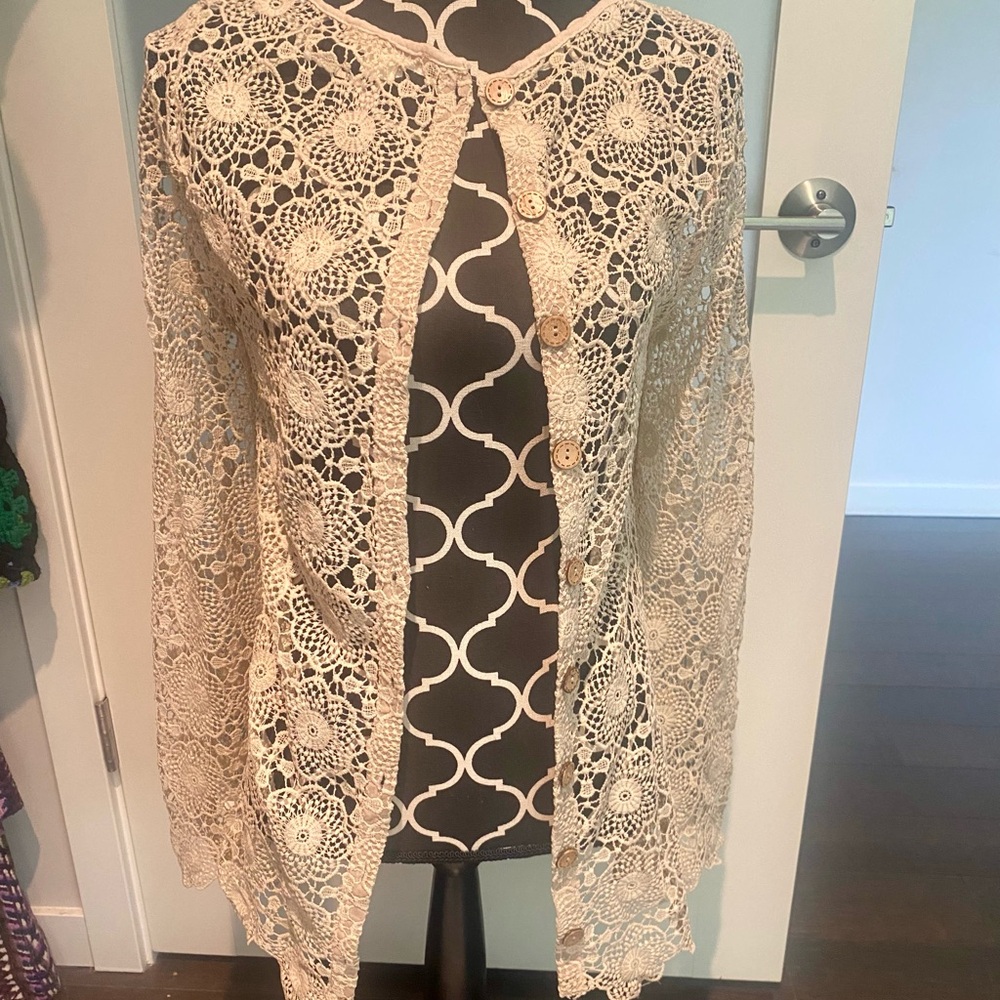 Lace blouse with wooden buttons and belle sleeves.